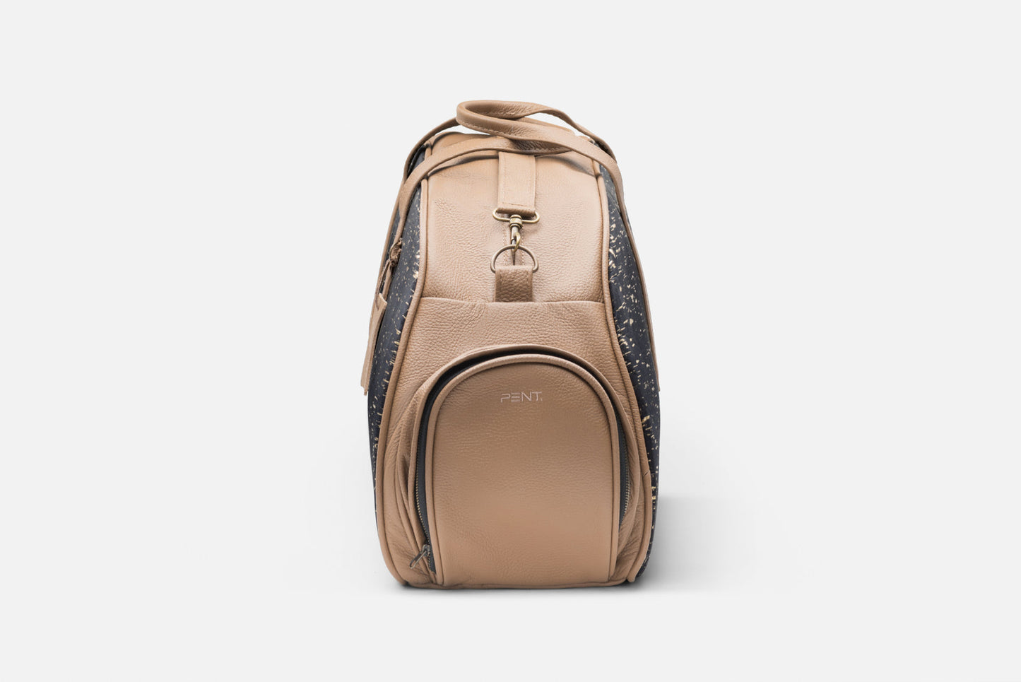 Luxurious Torba™ fitness bag in genuine leather with cork accents, showcasing elegant design and superior craftsmanship.